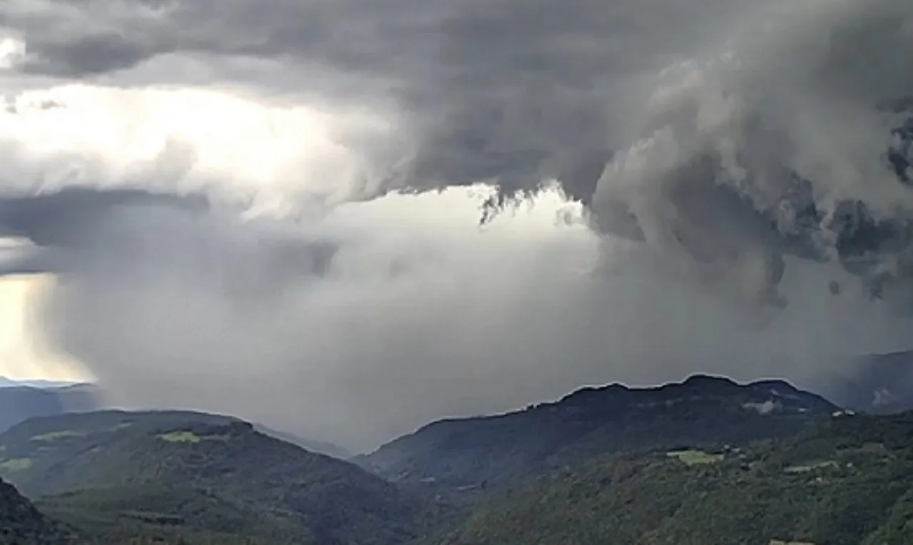 Mostra a formação de chuva intensa em Canela/RS